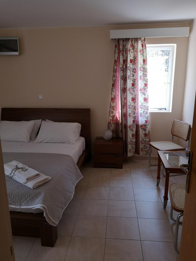 Leonidas Villa *